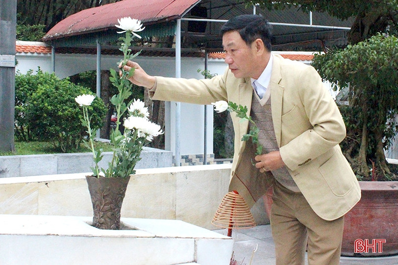 Du khách dâng hương tại Ngã ba Đồng Lộc ngày đầu năm mới