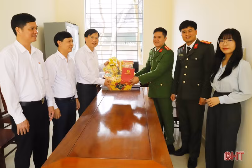 Tặng quà các đơn vị làm nhiệm vụ khu vực biên giới Hương Sơn