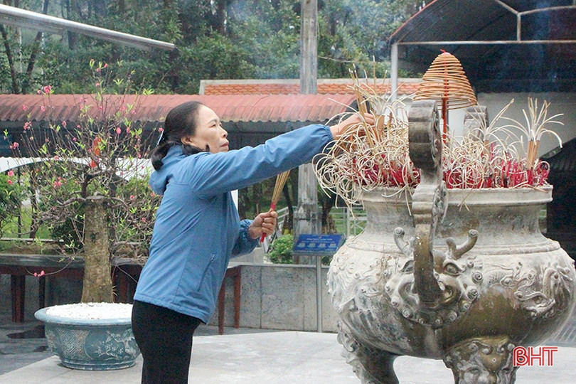 Du khách dâng hương tại Ngã ba Đồng Lộc ngày đầu năm mới