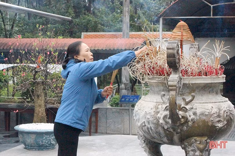 Du khách dâng hương tại Ngã ba Đồng Lộc ngày đầu năm mới