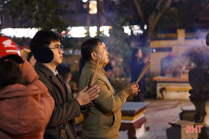 Người dân Hà Tĩnh đi lễ chùa cầu may đầu năm mới