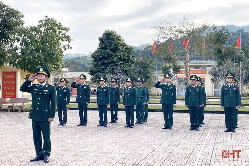 Trang trọng lễ chào cờ ngày đầu năm mới ở Hà Tĩnh