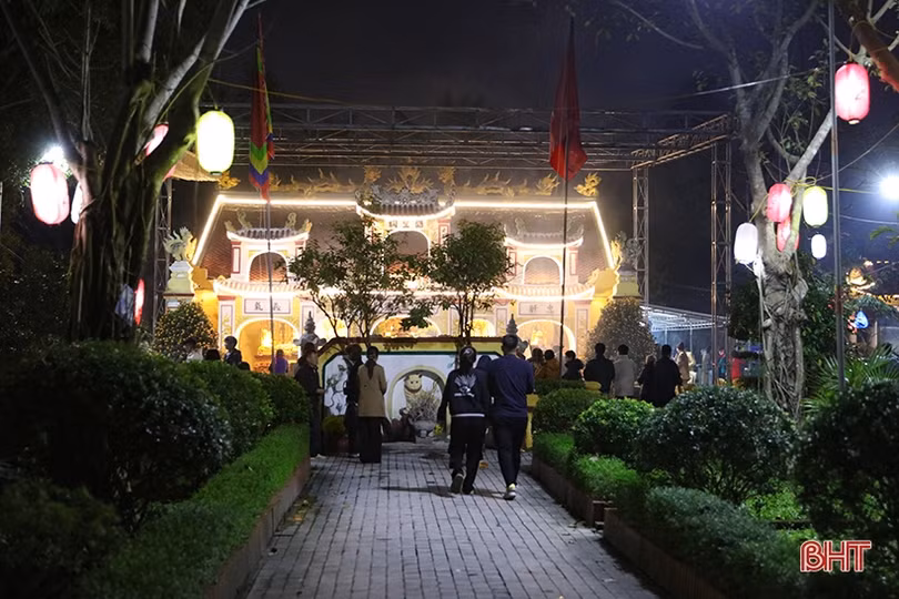 Người dân Hà Tĩnh đi lễ chùa cầu may đầu năm mới