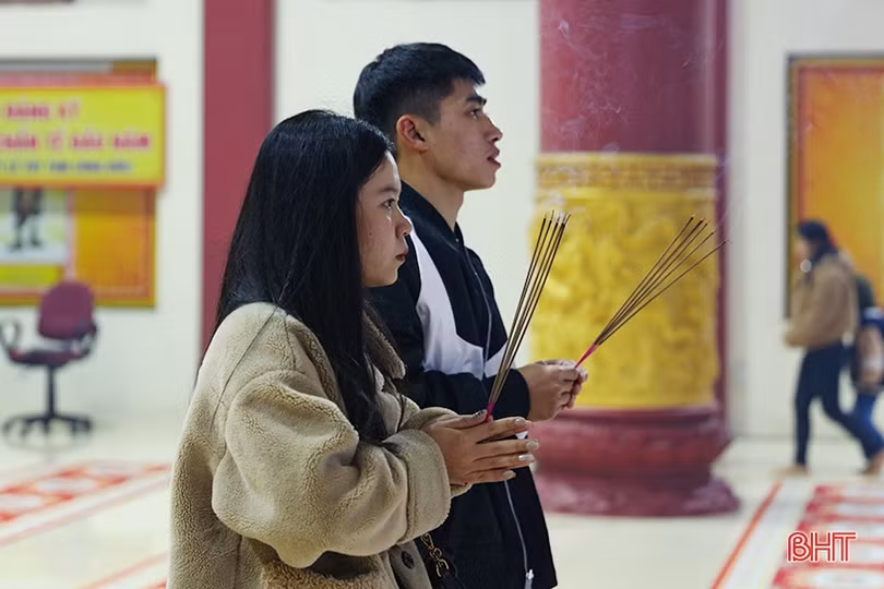 Người dân Hà Tĩnh đi lễ chùa cầu may đầu năm mới