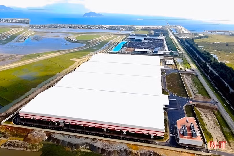 Cán bộ, người lao động Nhà máy Pin VinES miệt mài lao động trong dịp tết