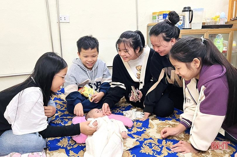 Công đoàn, Ban Nữ công Báo Hà Tĩnh tặng quà tết tại Làng Trẻ em mồ côi