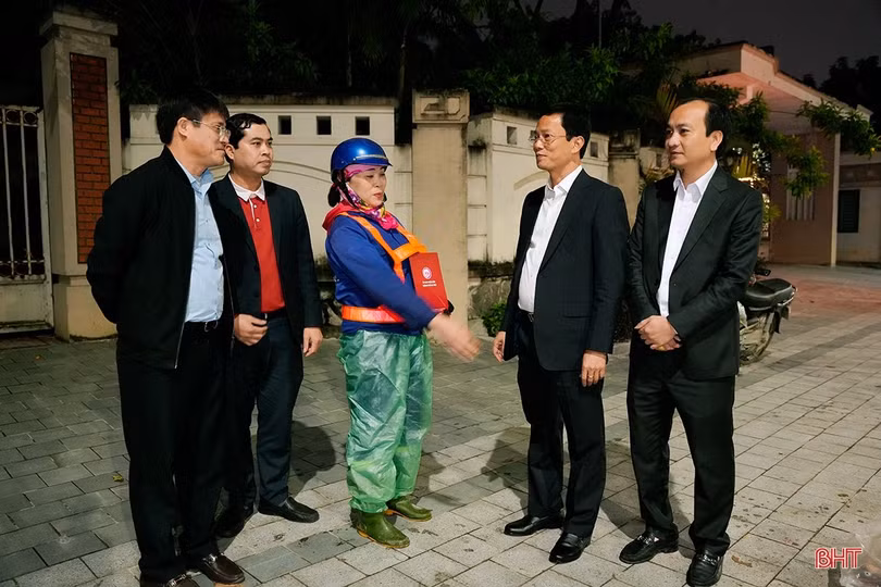 Lãnh đạo TP Hà Tĩnh chúc tết các đơn vị trực đêm giao thừa