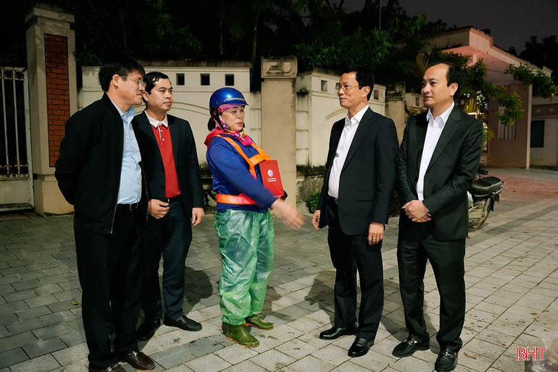 Lãnh đạo TP Hà Tĩnh chúc tết các đơn vị trực đêm giao thừa