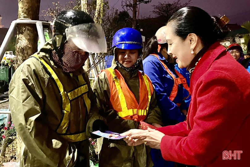 Nhiều suất quà động viên công nhân vệ sinh môi trường