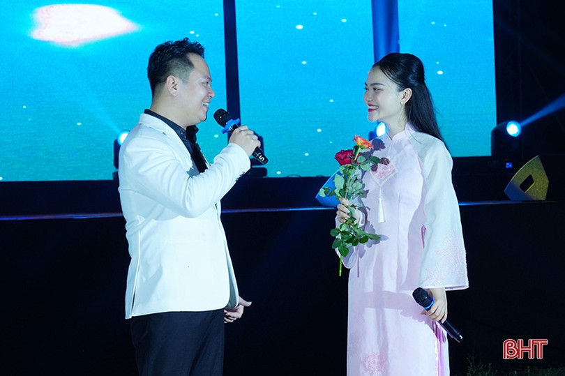 Nhiều ca sỹ nổi tiếng “Hát trên quê hương” Nghi Xuân