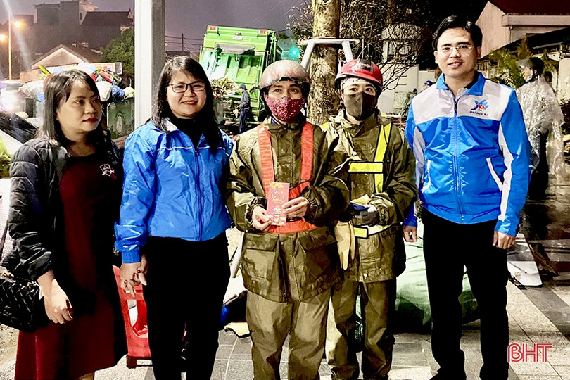 Nhiều suất quà động viên công nhân vệ sinh môi trường