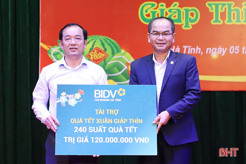 Bàn giao nhà tình nghĩa, tặng quà tết cho người nghèo TP Hà Tĩnh