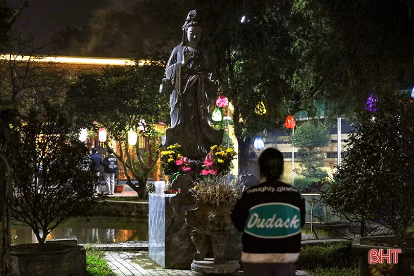 Người dân Hà Tĩnh đi lễ chùa cầu may đầu năm mới