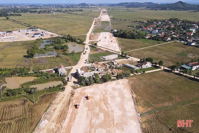 Người dân Hà Tĩnh phấn khởi đón tết đầu tiên trong khu tái định cư cao tốc Bắc - Nam