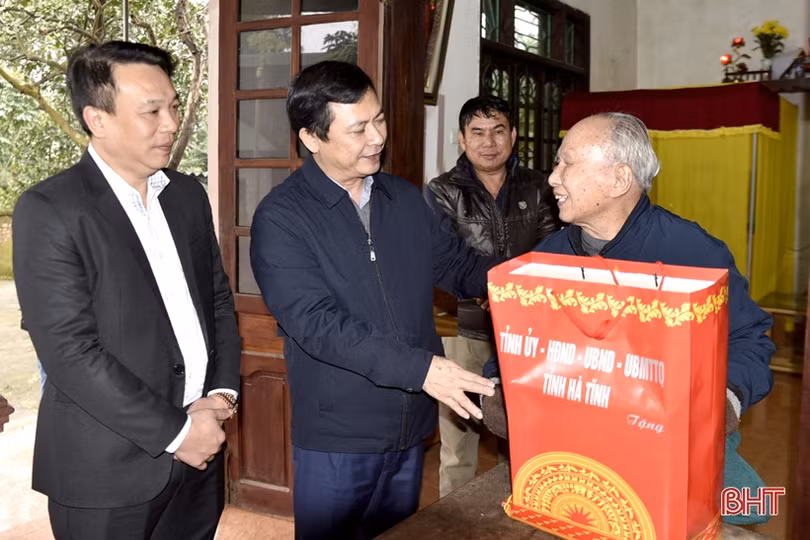 Trao hơn 245.000 suất quà tết cho người có công, hộ nghèo và đối tượng bảo trợ xã hội