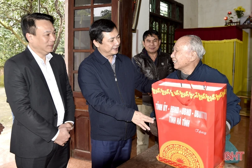 Trao hơn 245.000 suất quà tết cho người có công, hộ nghèo và đối tượng bảo trợ xã hội