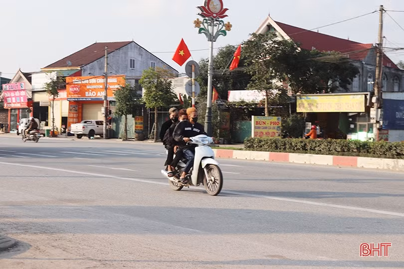 Vô tư “kẹp ba”, đầu trần điều khiển xe máy du xuân