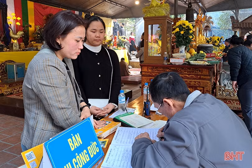 Đền Chợ Củi đón hàng nghìn du khách dâng lễ đầu xuân