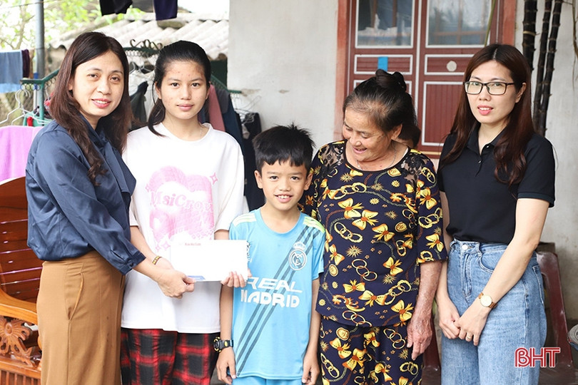 Hội Phụ nữ Hà Tĩnh tại CHLB Đức tặng quà tết cho các hoàn cảnh khó khăn