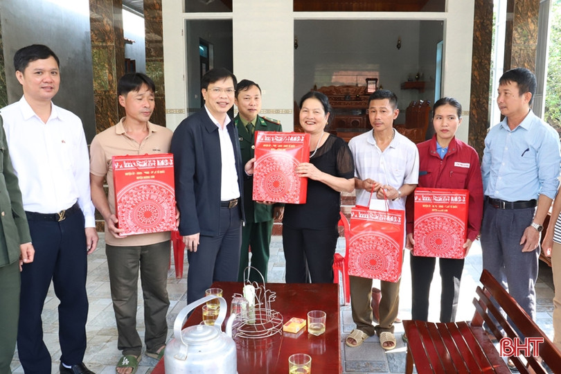 Tặng quà các đơn vị làm nhiệm vụ khu vực biên giới Hương Sơn