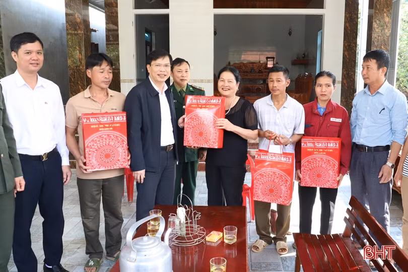 Tặng quà các đơn vị làm nhiệm vụ khu vực biên giới Hương Sơn