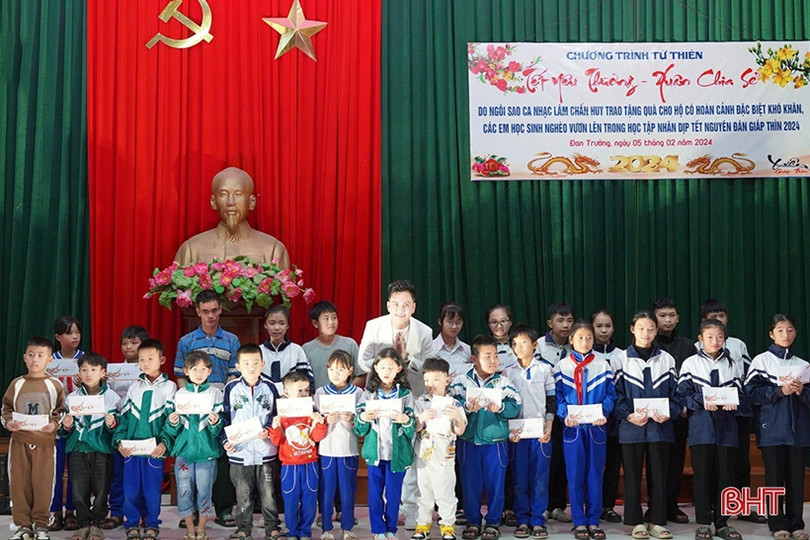 Ca sỹ Lâm Chấn Huy trao 100 triệu đồng an sinh xã hội tại quê nhà Nghi Xuân