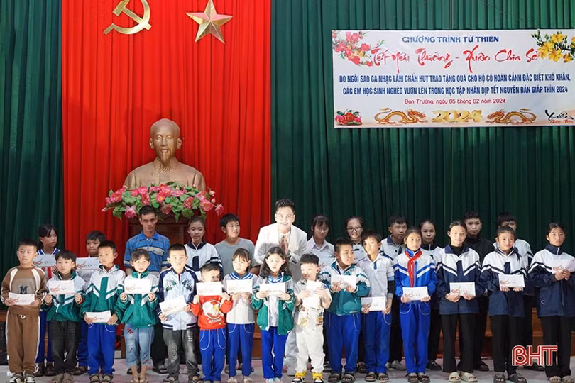 Ca sỹ Lâm Chấn Huy trao 100 triệu đồng an sinh xã hội tại quê nhà Nghi Xuân