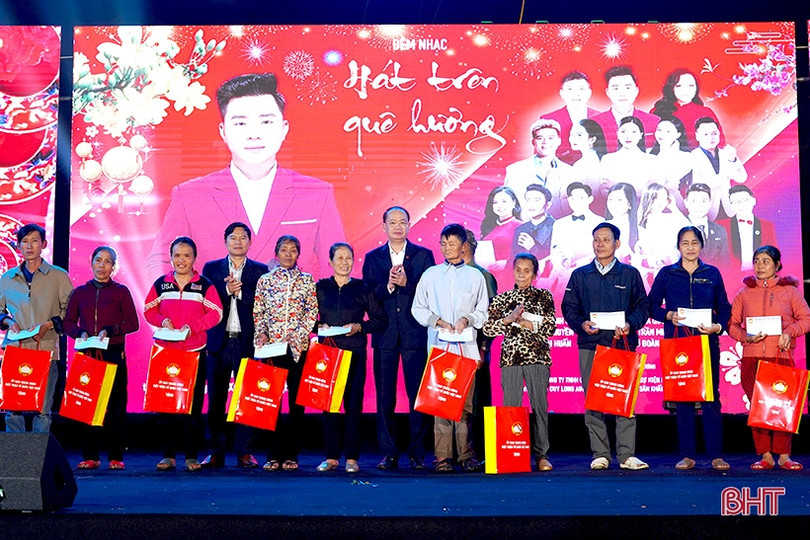 Nhiều ca sỹ nổi tiếng “Hát trên quê hương” Nghi Xuân