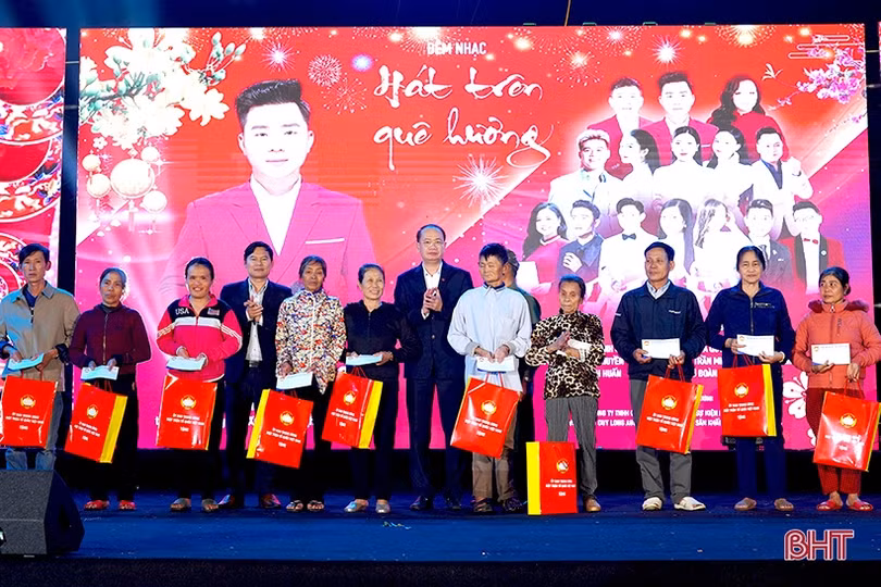 Nhiều ca sỹ nổi tiếng “Hát trên quê hương” Nghi Xuân