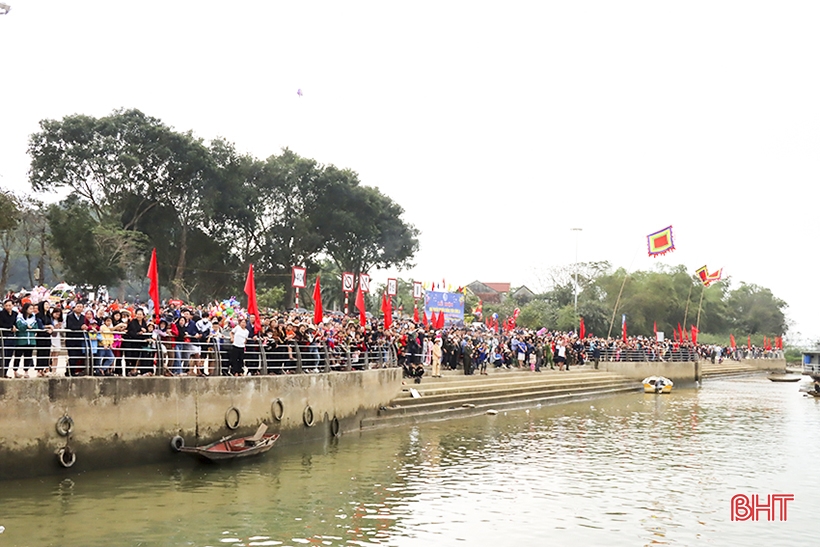 11 đội tranh tài đua thuyền ở Đức Thọ