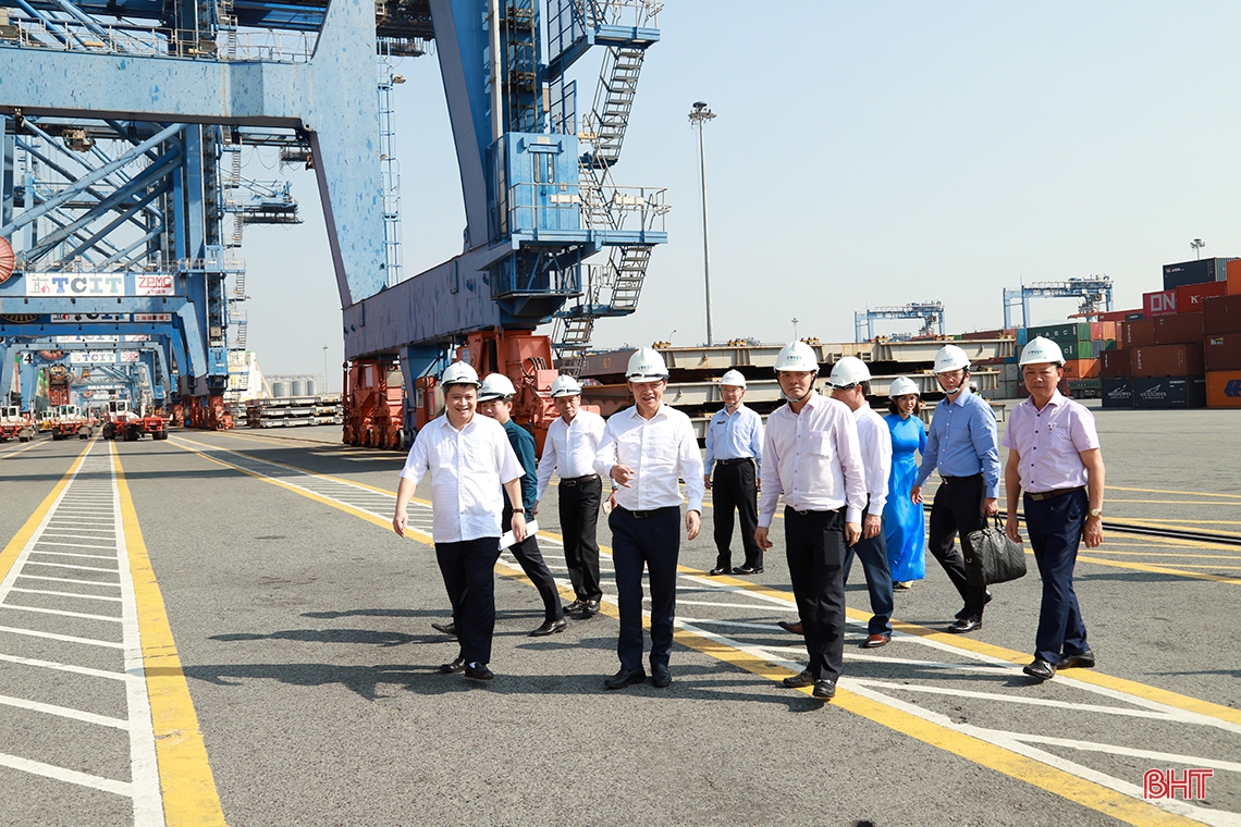 Lãnh đạo Hà Tĩnh tham quan Tổng Công ty Tân Cảng Sài Gòn