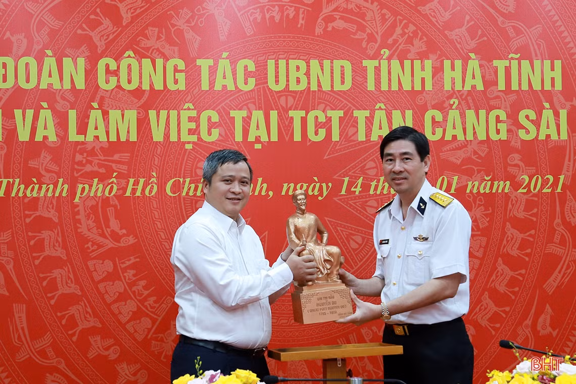 Hà Tĩnh - Tân Cảng Sài Gòn ký ghi nhớ hợp tác lĩnh vực cảng biển, logistics