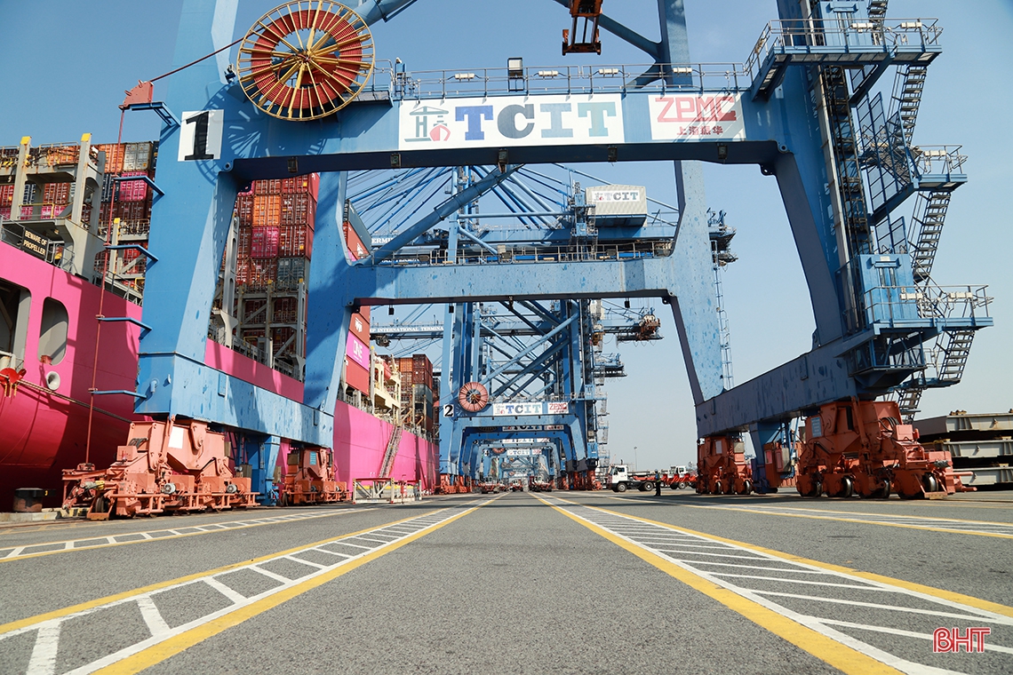 Lãnh đạo Hà Tĩnh tham quan Tổng Công ty Tân Cảng Sài Gòn