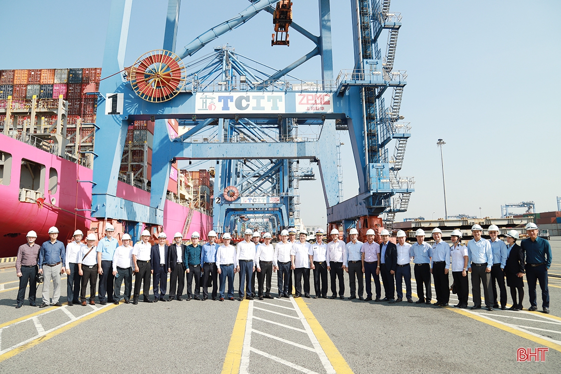 Lãnh đạo Hà Tĩnh tham quan Tổng Công ty Tân Cảng Sài Gòn