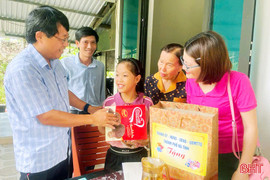 Tặng quà Trung thu cho trẻ em khuyết tật ở TP Hà Tĩnh