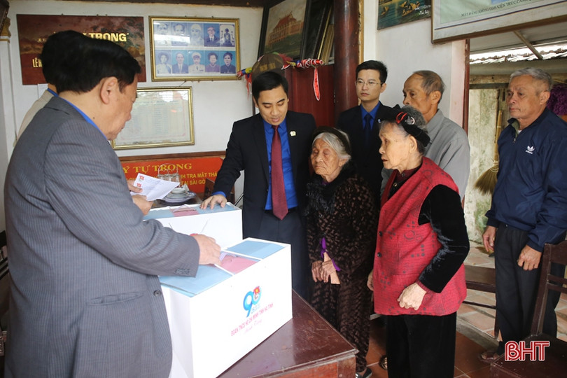 Bàn giao 18 nhà ở cho cán bộ và cựu cán bộ Đoàn, đoàn viên, thanh thiếu nhi Hà Tĩnh