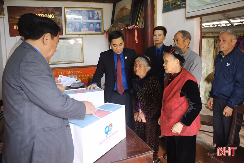 Bàn giao 18 nhà ở cho cán bộ và cựu cán bộ Đoàn, đoàn viên, thanh thiếu nhi Hà Tĩnh