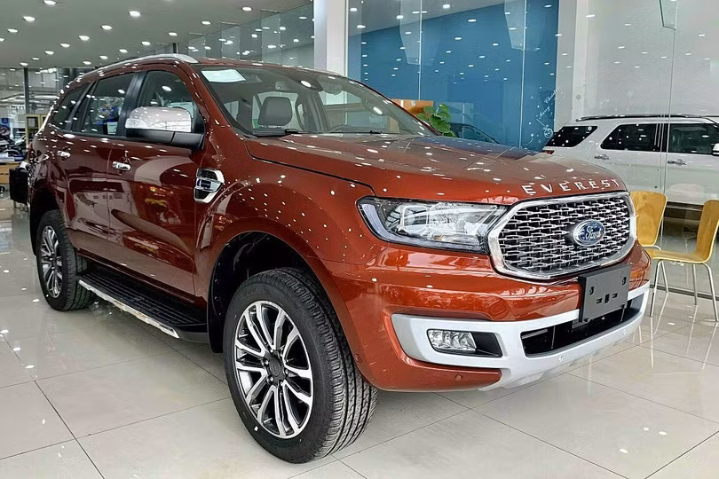 Ford Everest 2021 giảm giá gần 100 triệu đồng