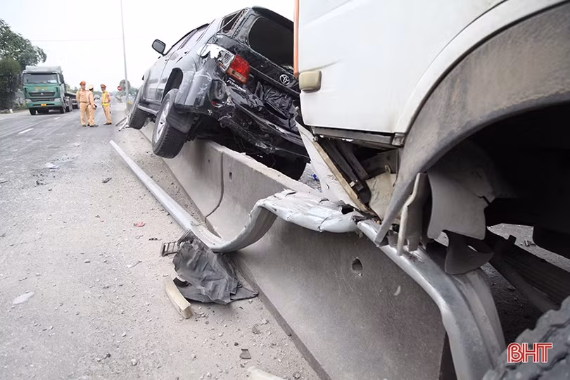 Xe tải “lùa” xe 7 chỗ cày bay dải phân cách trên QL 1A