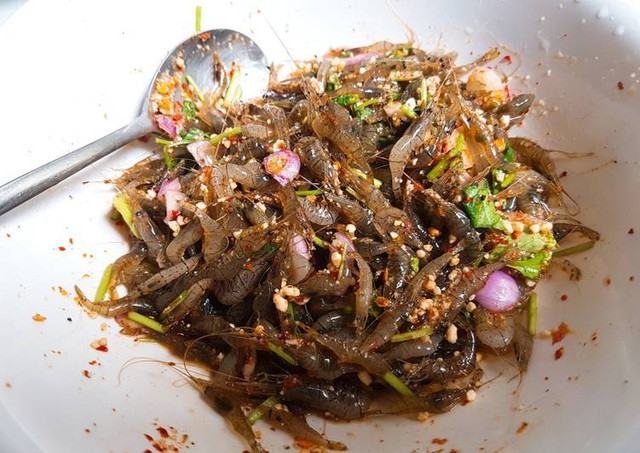 Món ăn kinh dị tép nhảy tanh tách trong miệng khi thưởng thức - 3 Món ăn kinh dị tép nhảy tanh tách trong miệng khi thưởng thức