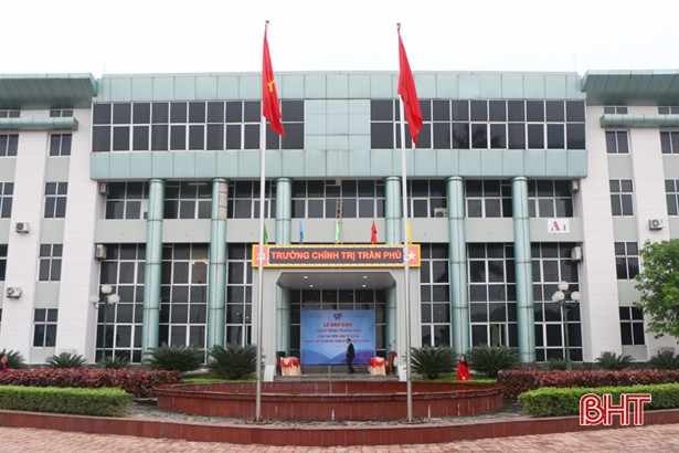 Đoàn Thanh niên BIDV Hà Tĩnh bàn giao công trình bảng điện tử cho Trường Chính trị Trần Phú