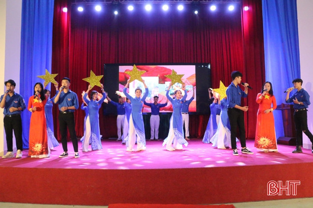 Cán bộ Bảo tàng Xô Viết Nghệ Tĩnh nói chuyện truyền thống với học sinh Hà Tĩnh