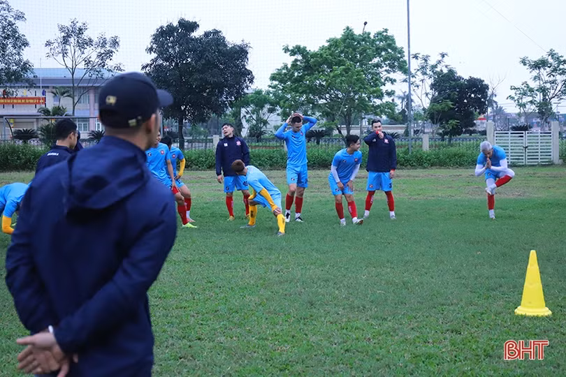 Cầu thủ Hải Phòng tập nhẹ trước trận gặp chủ nhà Hồng Lĩnh Hà Tĩnh