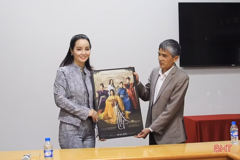 Nghệ sỹ Mai Thu Huyền cùng đoàn làm phim điện ảnh “Kiều” dâng hương tưởng niệm Đại thi hào Nguyễn Du