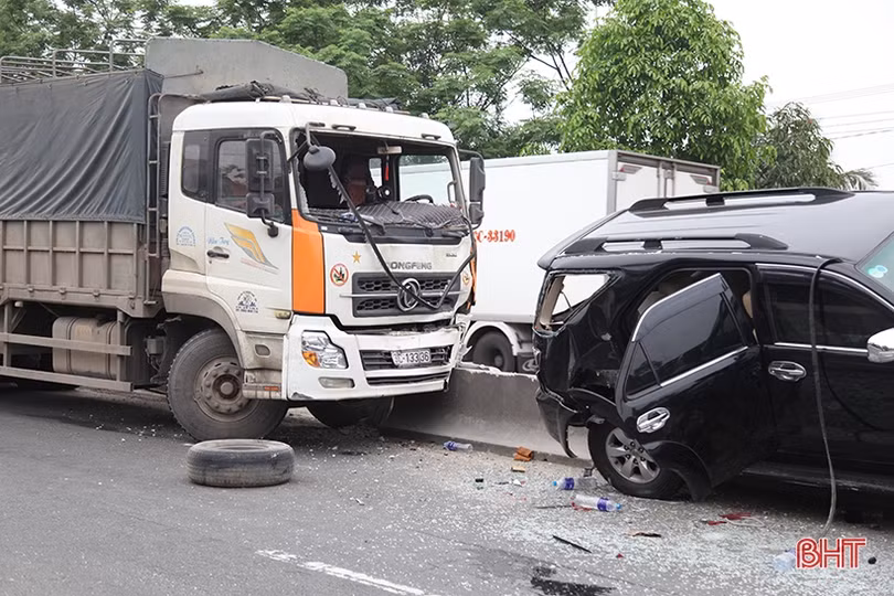 Xe tải “lùa” xe 7 chỗ cày bay dải phân cách trên QL 1A