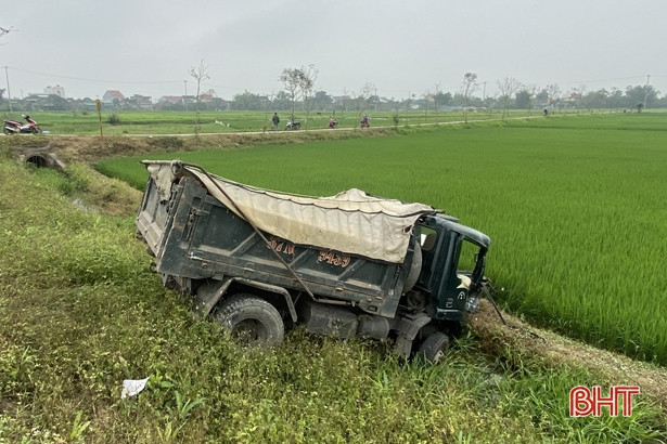 Hà Tĩnh: Đâm xe khách móp đầu, xe tải lao xuống ruộng, tài xế bị thương