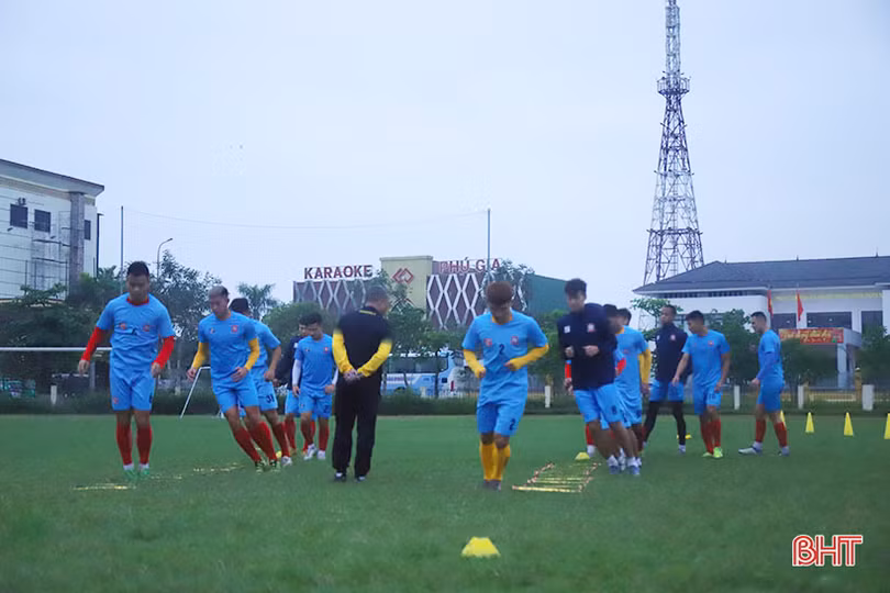 Cầu thủ Hải Phòng tập nhẹ trước trận gặp chủ nhà Hồng Lĩnh Hà Tĩnh