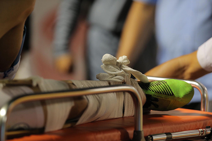 Cận cảnh pha vào bóng của Hoàng Thịnh khiến Hùng Dũng chấn thương nặng