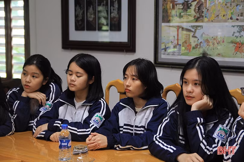 Nghệ sỹ Mai Thu Huyền cùng đoàn làm phim điện ảnh “Kiều” dâng hương tưởng niệm Đại thi hào Nguyễn Du