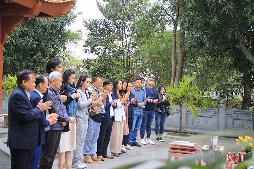 Nghệ sỹ Mai Thu Huyền cùng đoàn làm phim điện ảnh “Kiều” dâng hương tưởng niệm Đại thi hào Nguyễn Du